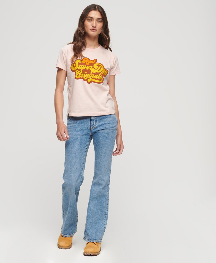 camiseta com logo metálico estilo anos 70 na cor rosa mesclado solomon.