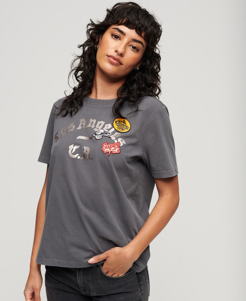 camiseta cinza-carvão com aplicações de strass.