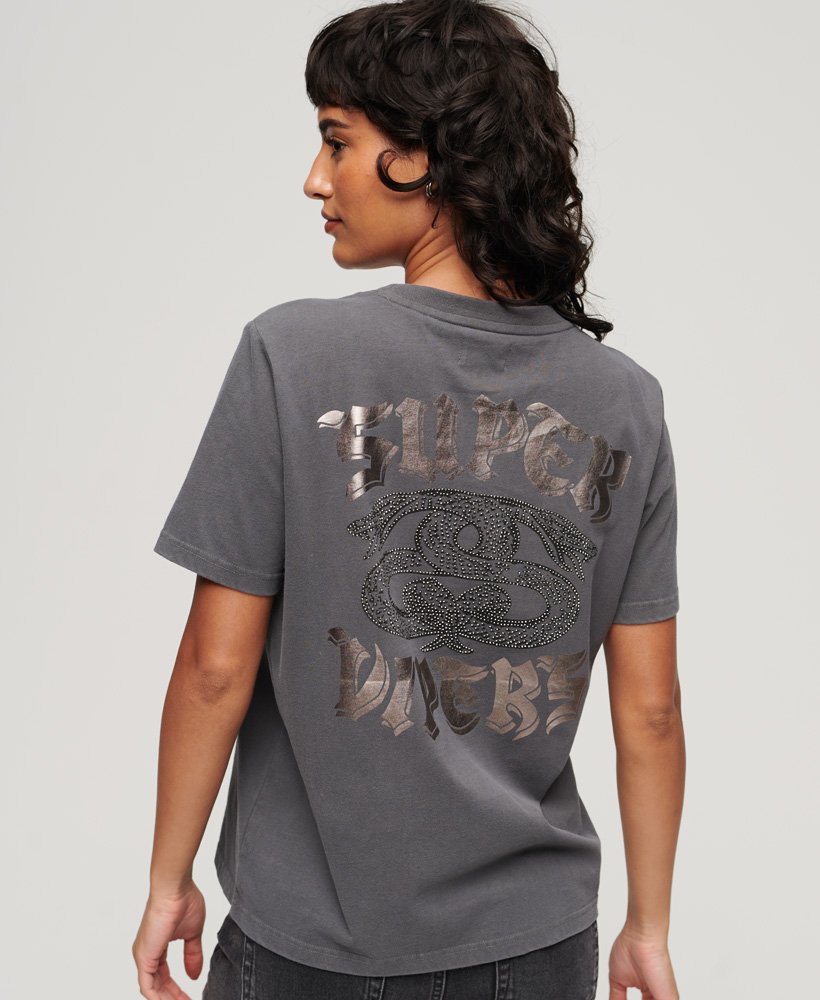 camiseta cinza-carvão com aplicações de strass.