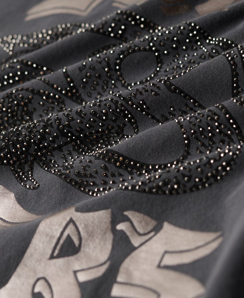 camiseta cinza-carvão com aplicações de strass.