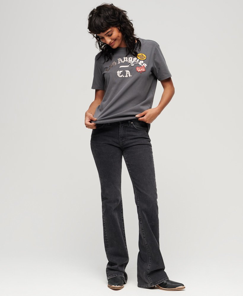 camiseta cinza-carvão com aplicações de strass.