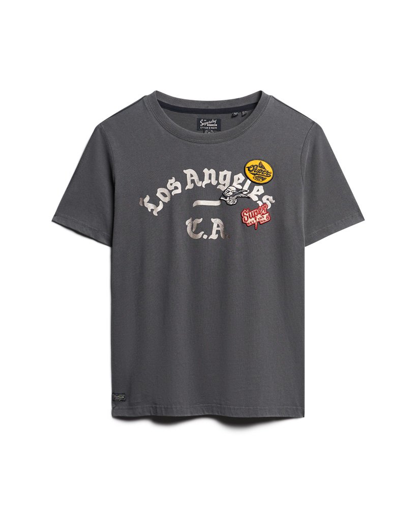 camiseta cinza-carvão com aplicações de strass.