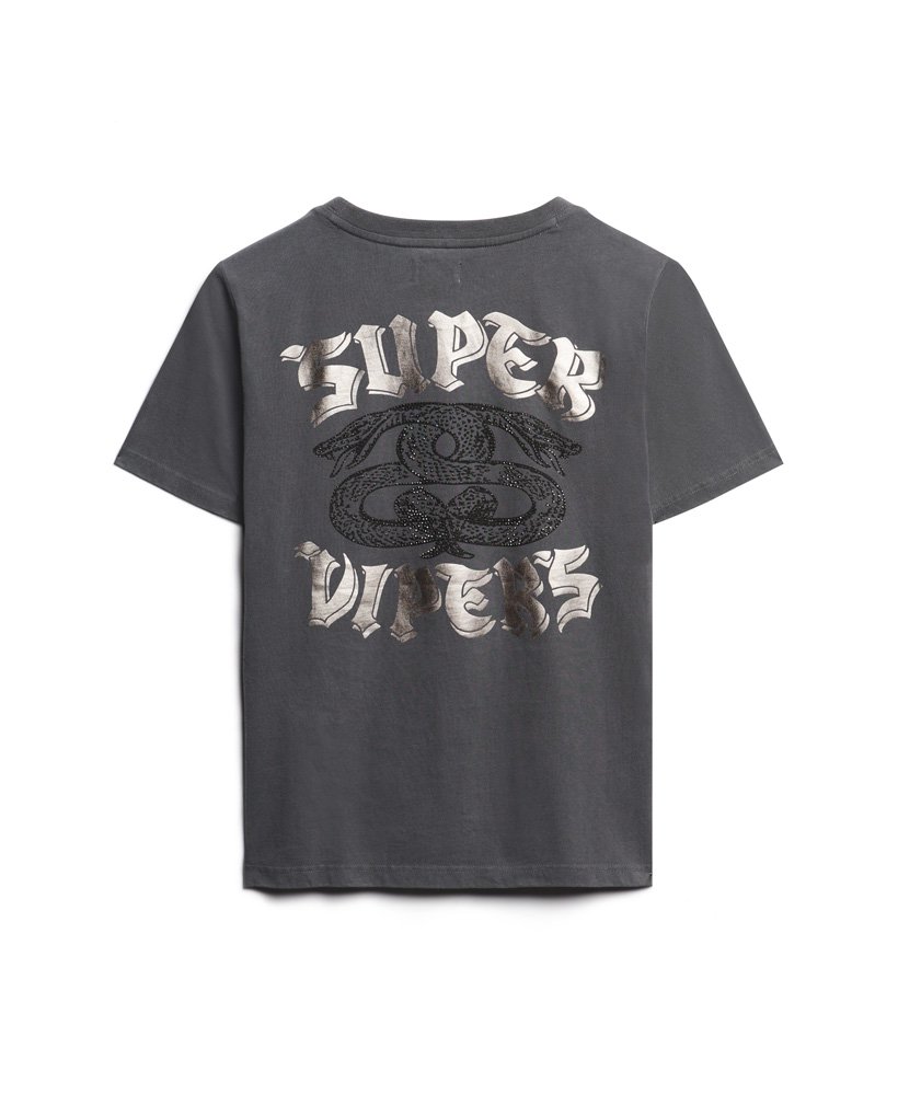 camiseta cinza-carvão com aplicações de strass.