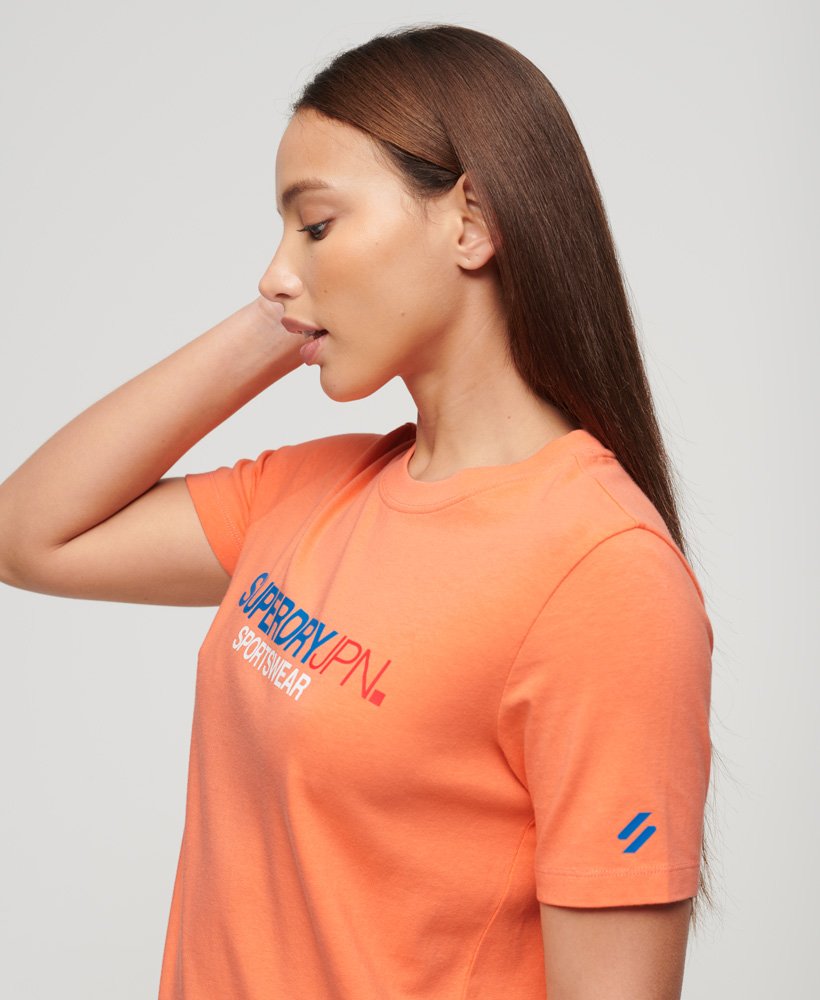 camiseta relaxed com logo esportivo na coral fusion