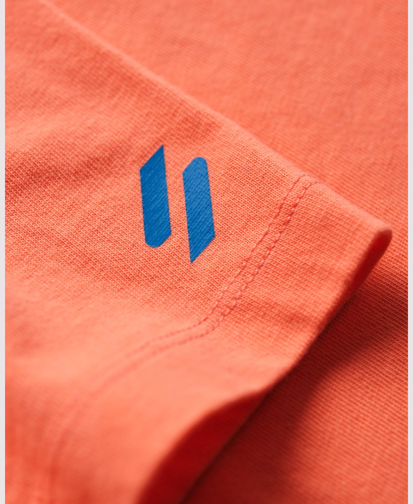 camiseta relaxed com logo esportivo na coral fusion