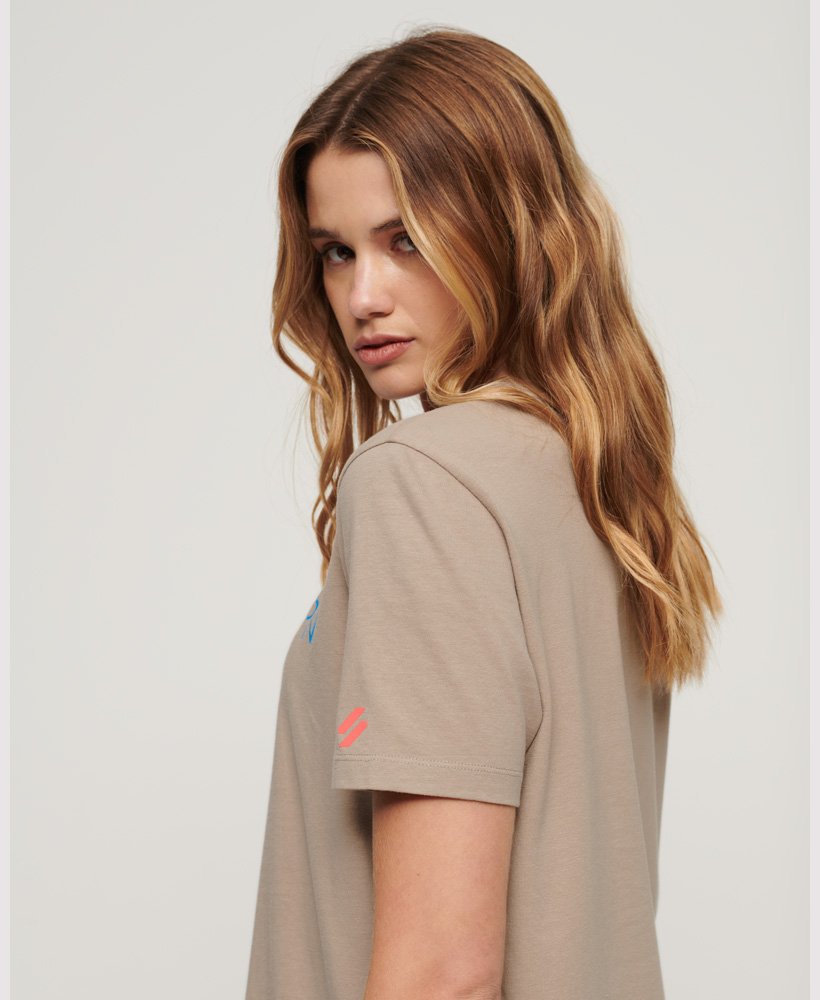 camiseta relaxed com logo esportivo em cinza quente