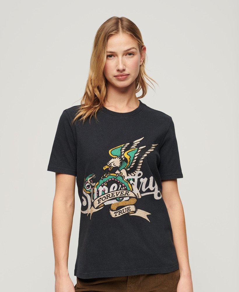 camiseta com estampa de tatuagem em preto intenso.