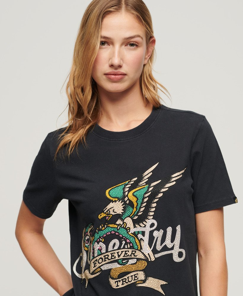 camiseta com estampa de tatuagem em preto intenso.