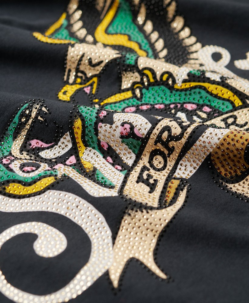 camiseta com estampa de tatuagem em preto intenso.