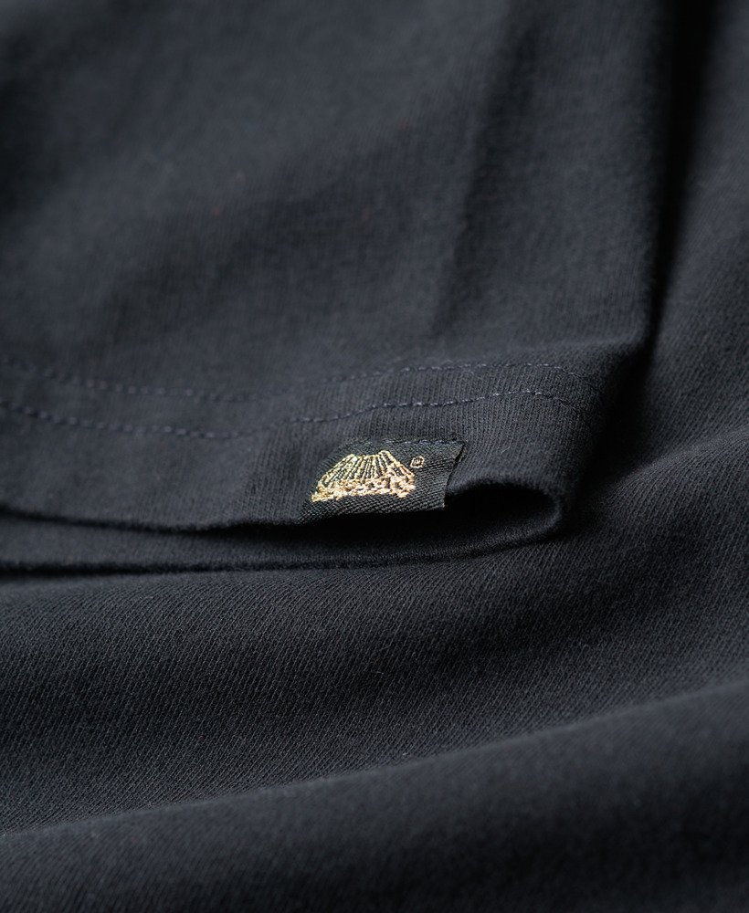 camiseta com estampa de tatuagem em preto intenso.