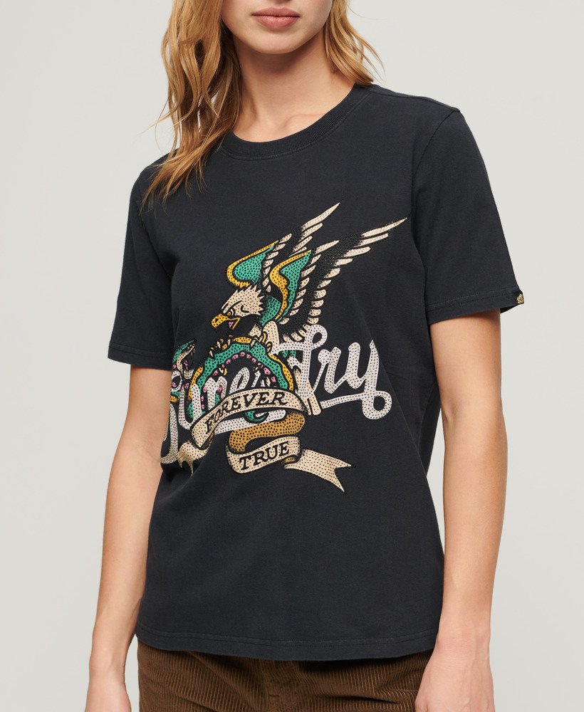 camiseta com estampa de tatuagem em preto intenso.