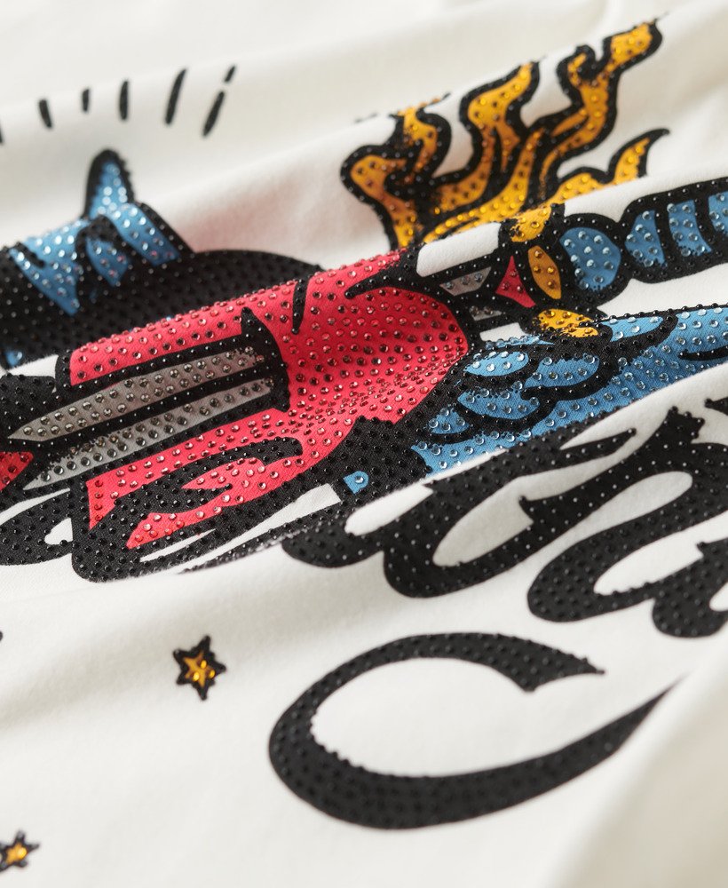 camiseta com estampa de tatuagem em tom cru