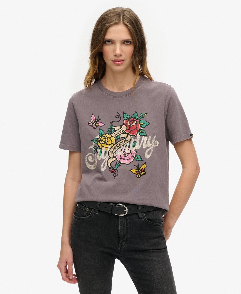 camiseta com estampa de tatuagem em cinza-rocha