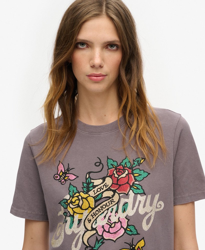 camiseta com estampa de tatuagem em cinza-rocha