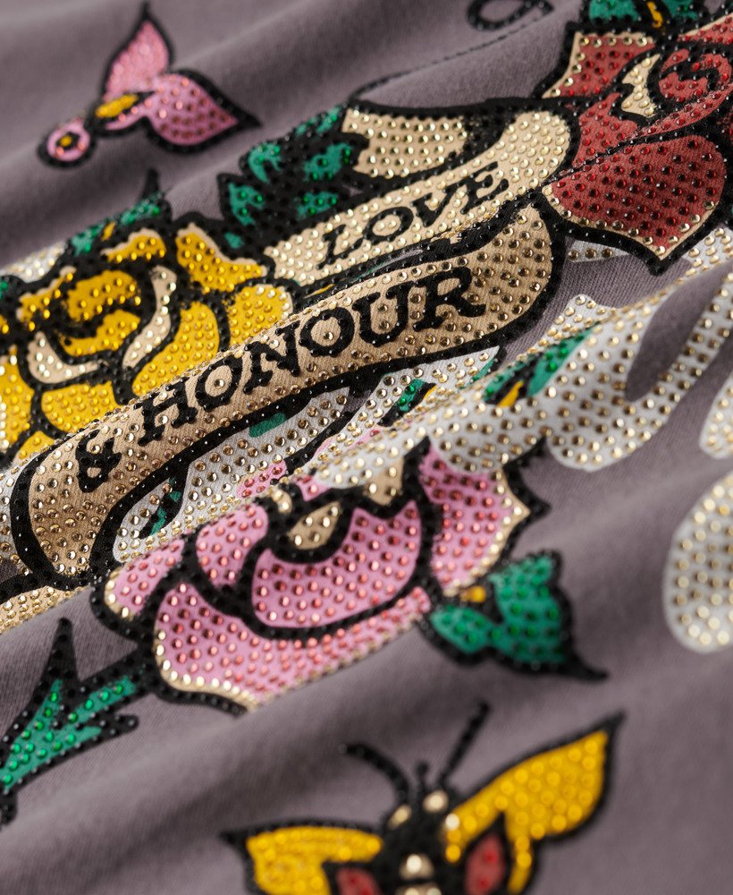 camiseta com estampa de tatuagem em cinza-rocha