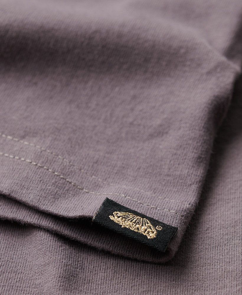 camiseta com estampa de tatuagem em cinza-rocha