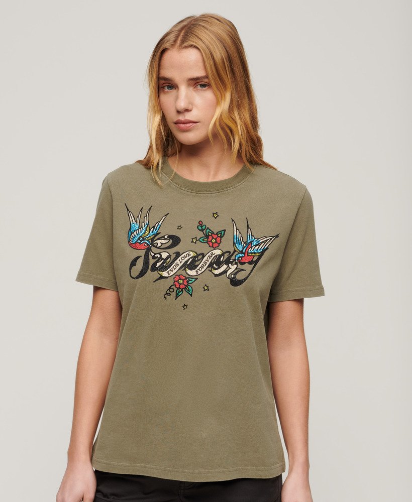 camiseta com estampa de tatuagem em tom cáqui musgo.