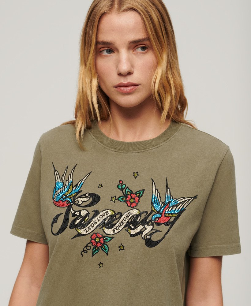 camiseta com estampa de tatuagem em tom cáqui musgo.
