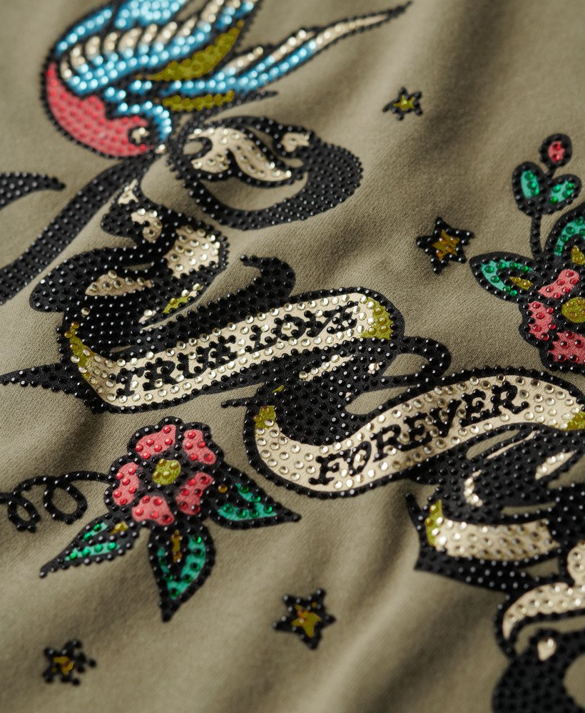 camiseta com estampa de tatuagem em tom cáqui musgo.