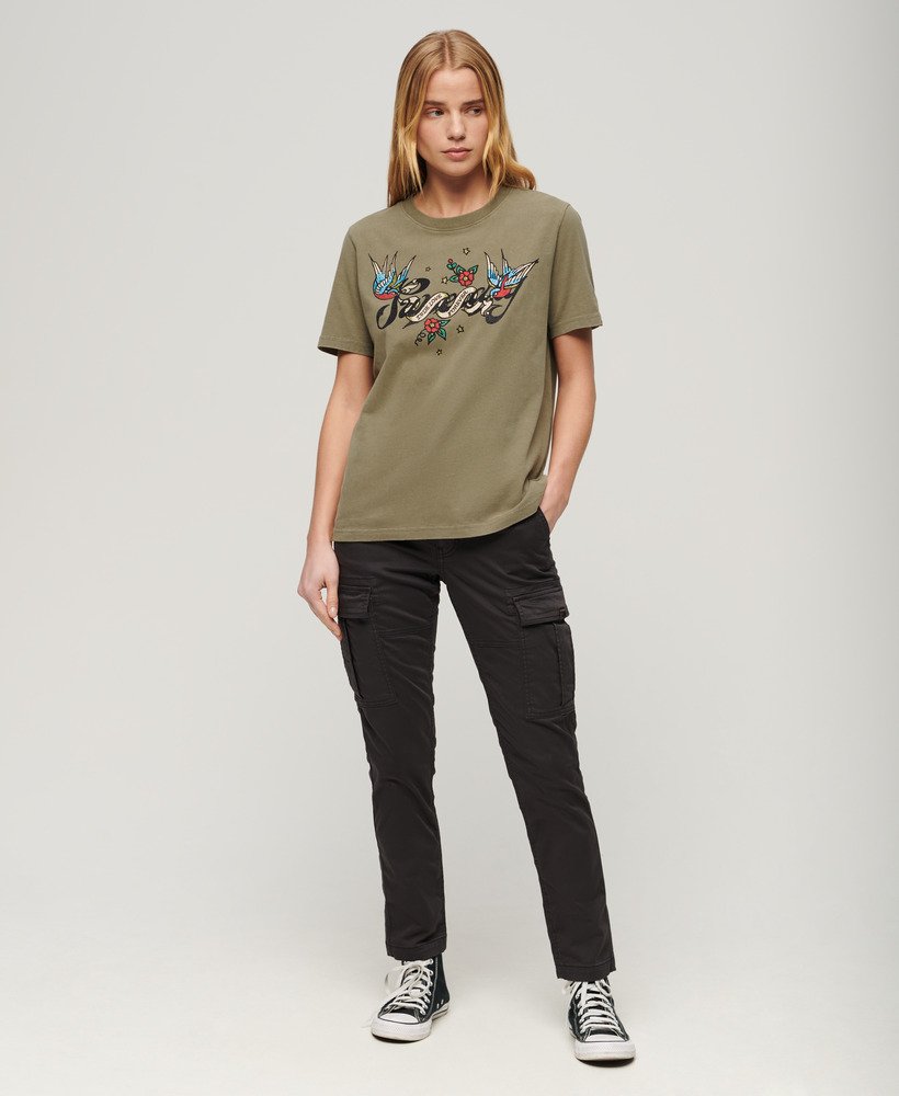 camiseta com estampa de tatuagem em tom cáqui musgo.