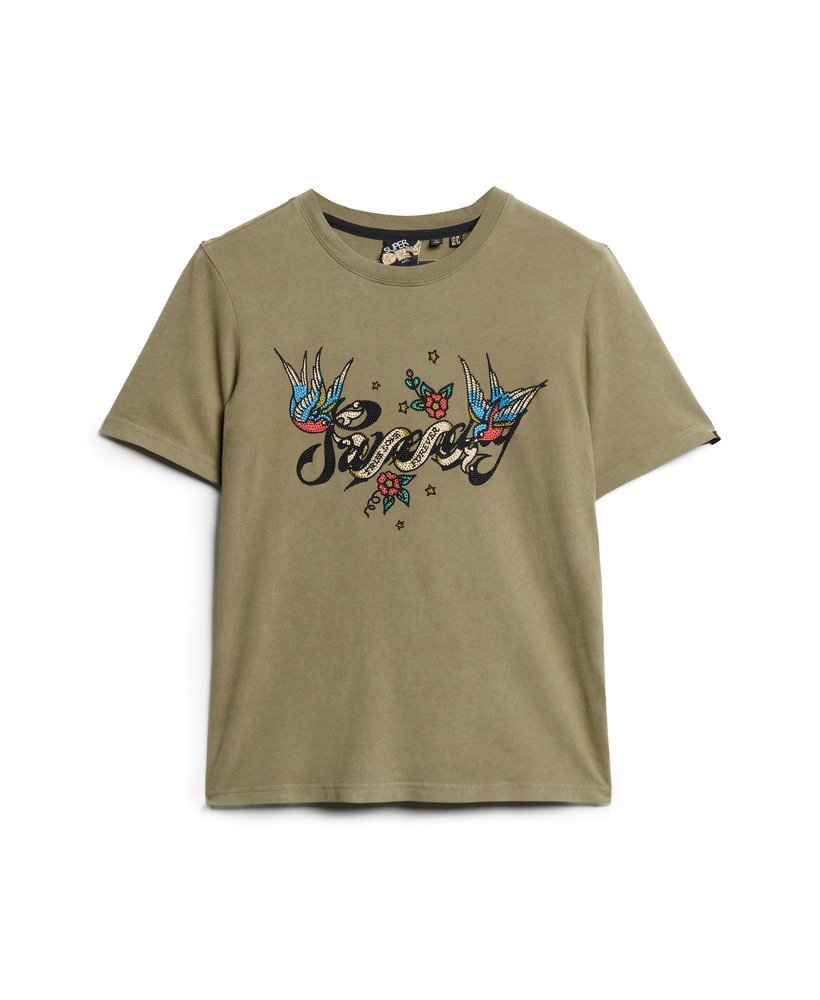 camiseta com estampa de tatuagem em tom cáqui musgo.