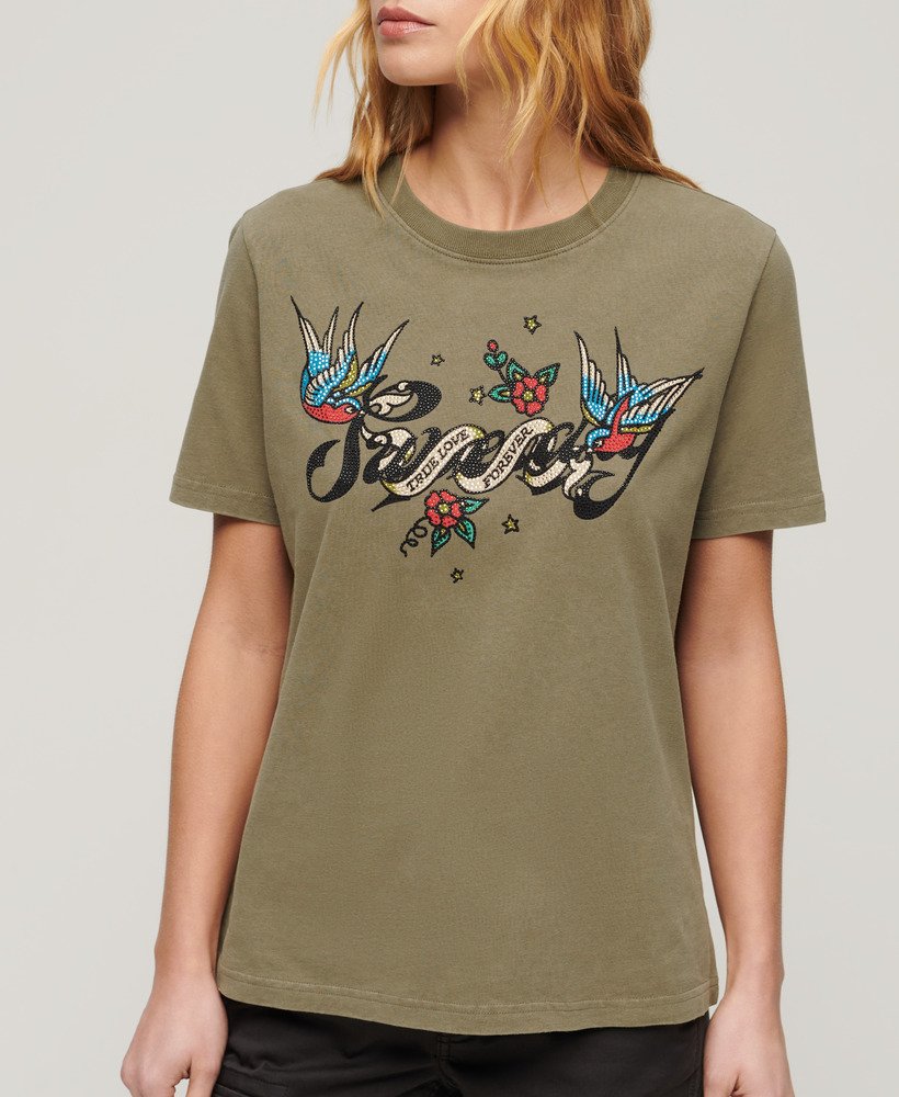camiseta com estampa de tatuagem em tom cáqui musgo.