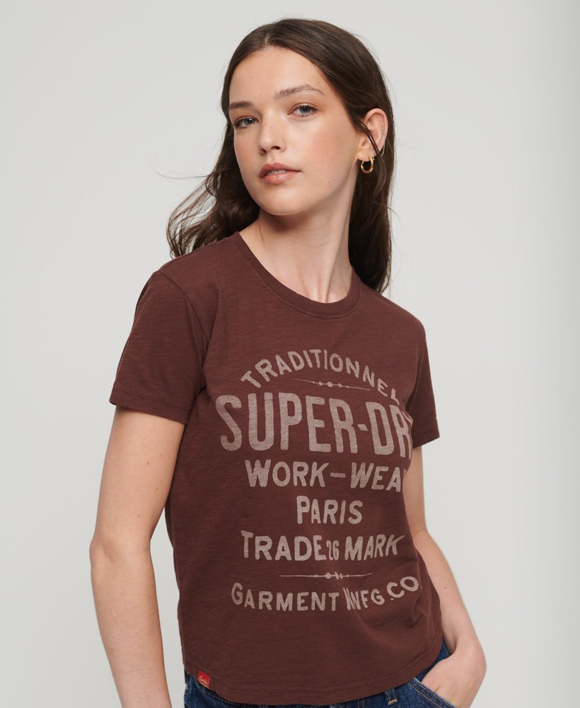 camiseta com estampa archive script em tecido texturizado marrom mogno escuro.