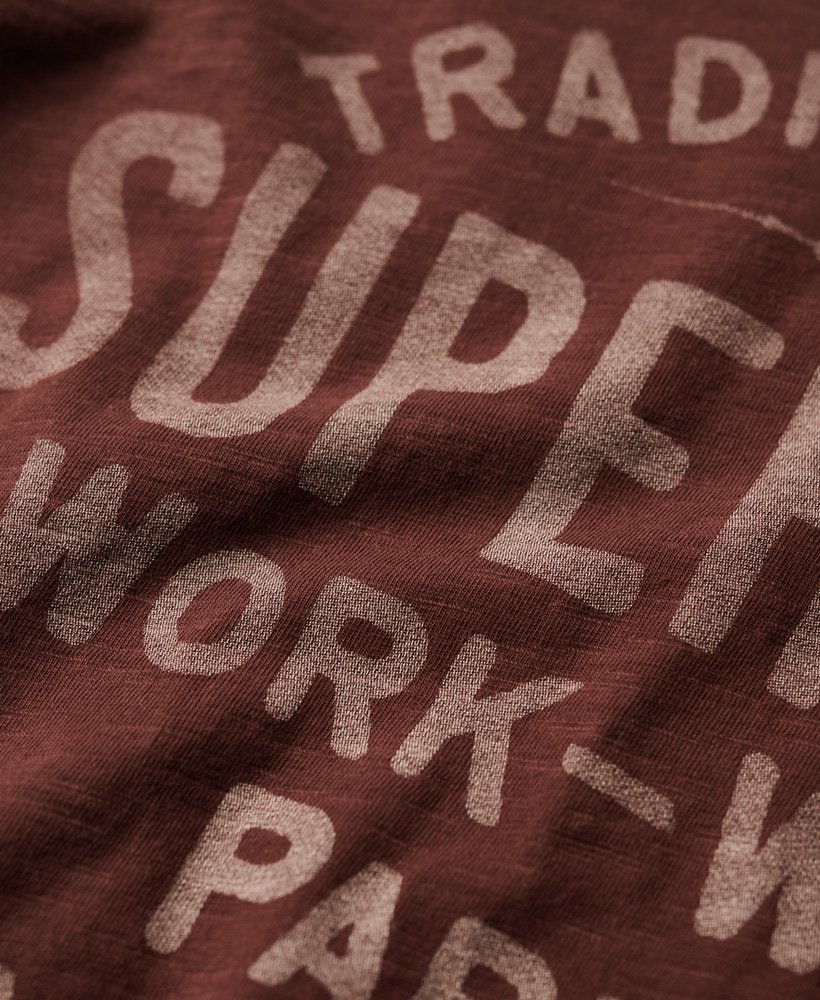 camiseta com estampa archive script em tecido texturizado marrom mogno escuro.