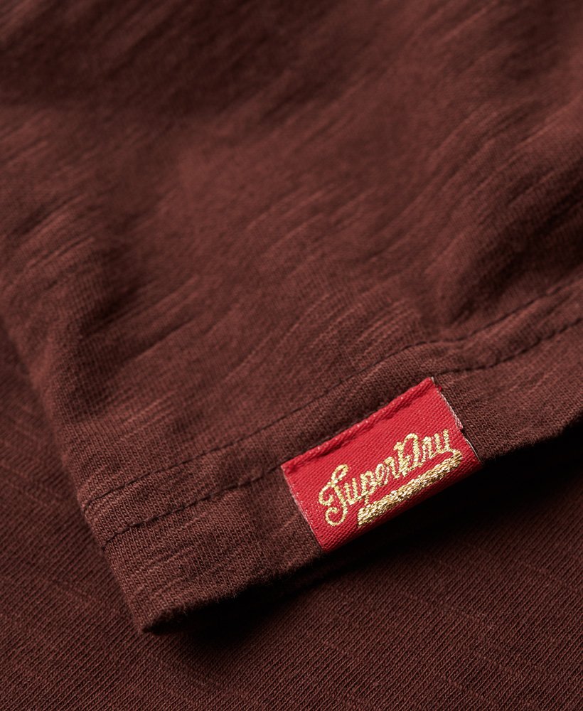 camiseta com estampa archive script em tecido texturizado marrom mogno escuro.