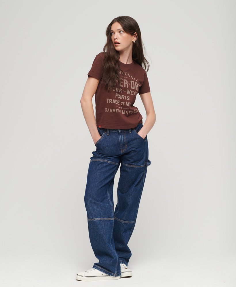 camiseta com estampa archive script em tecido texturizado marrom mogno escuro.