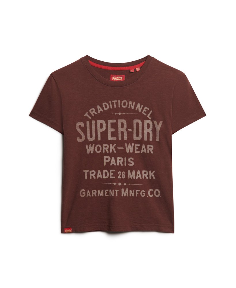 camiseta com estampa archive script em tecido texturizado marrom mogno escuro.