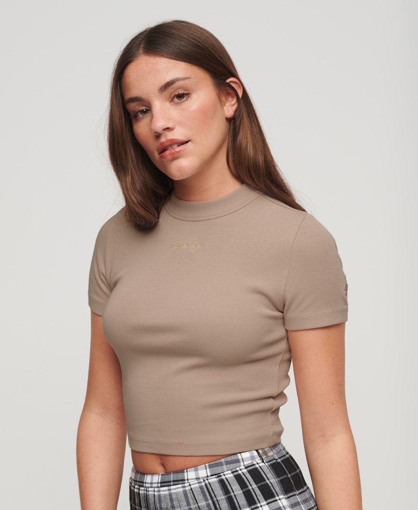 camiseta cropped bordada em algodão orgânico na cor rosa escuro.