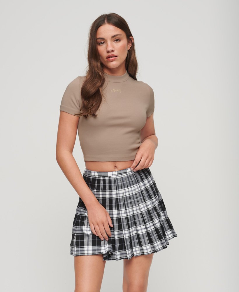camiseta cropped bordada em algodão orgânico na cor rosa escuro.