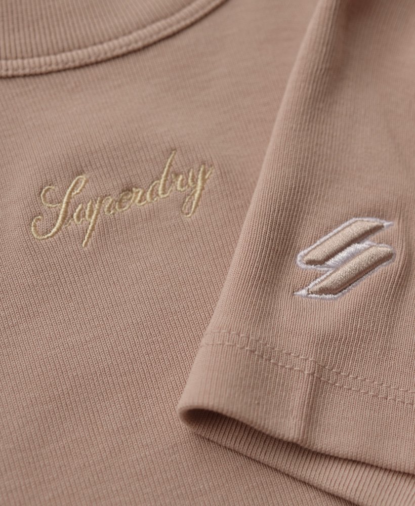 camiseta cropped bordada em algodão orgânico na cor rosa escuro.