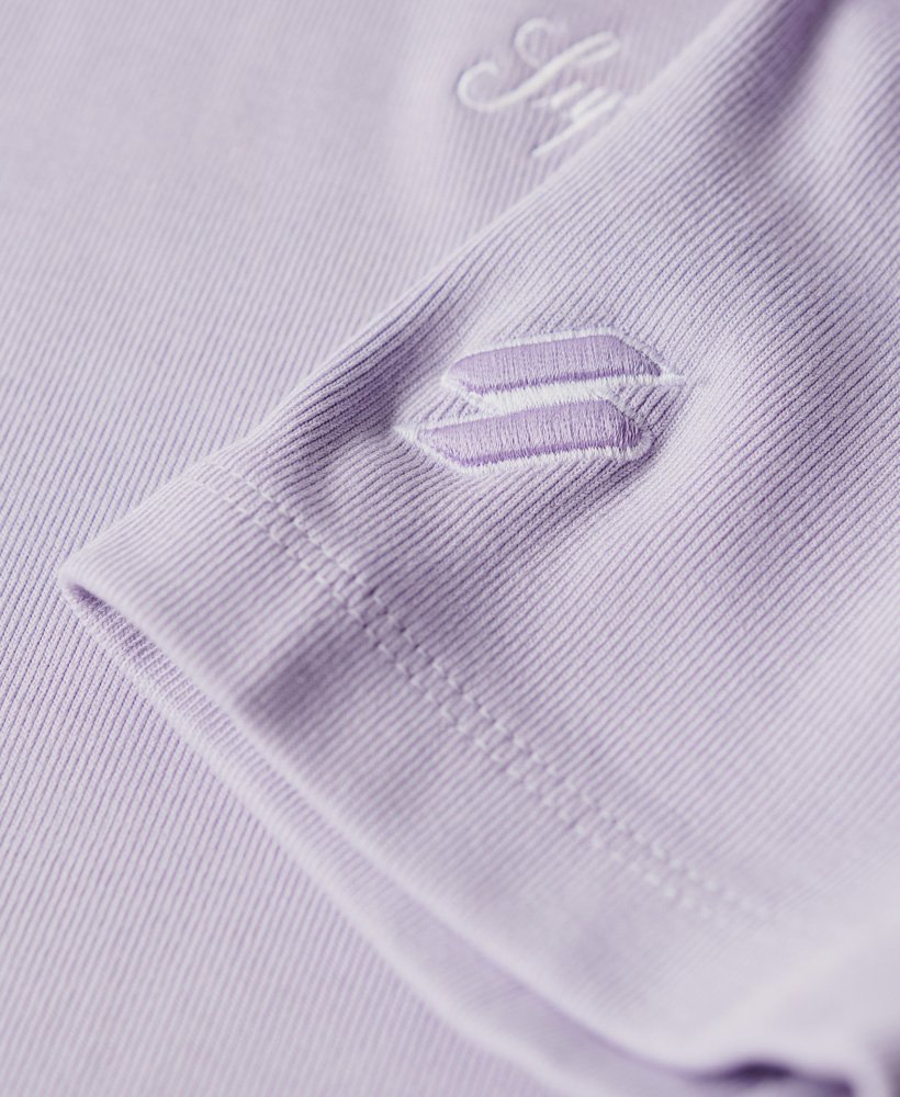 camiseta cropped bordada em algodão orgânico na cor roxa cósmica