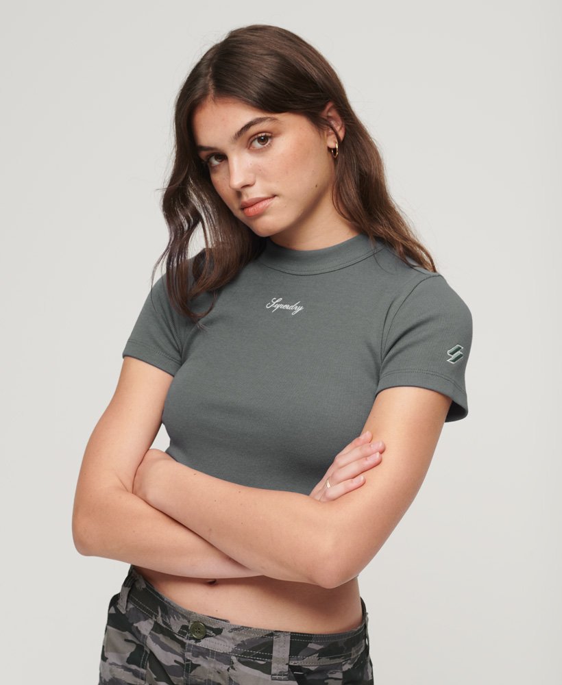 camiseta cropped bordada em algodão orgânico na cor azul tempestuoso.