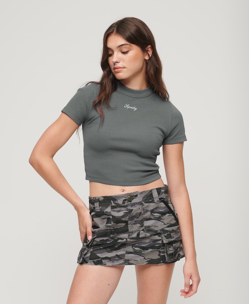camiseta cropped bordada em algodão orgânico na cor azul tempestuoso.
