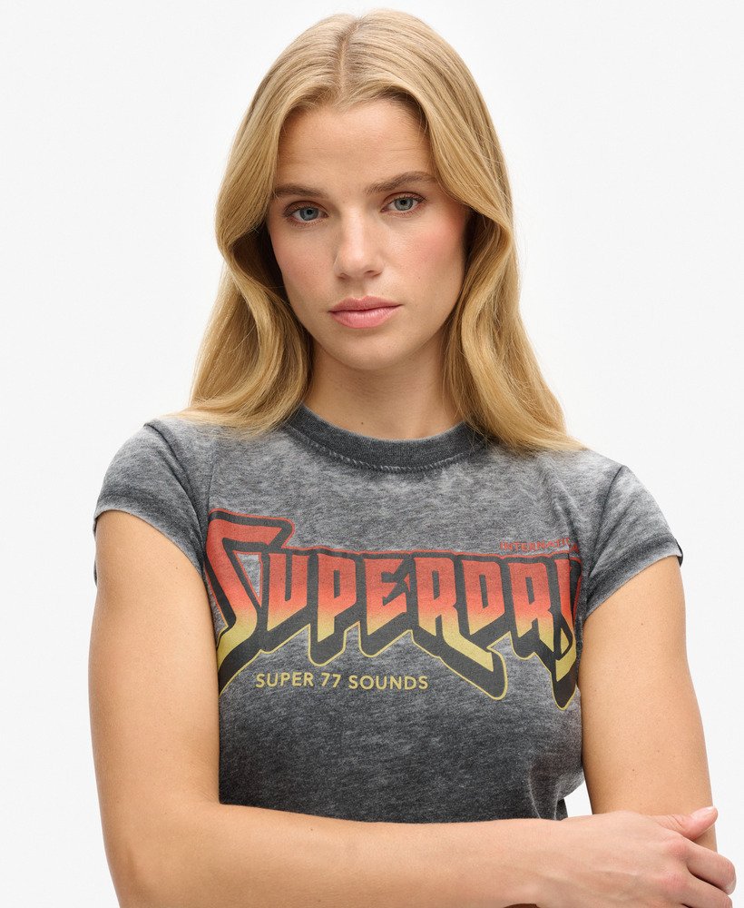 camiseta graphic rock band na cor preta desbotada