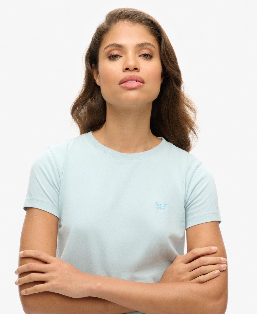 camiseta essential logo fitted na cor azul celeste de inverno