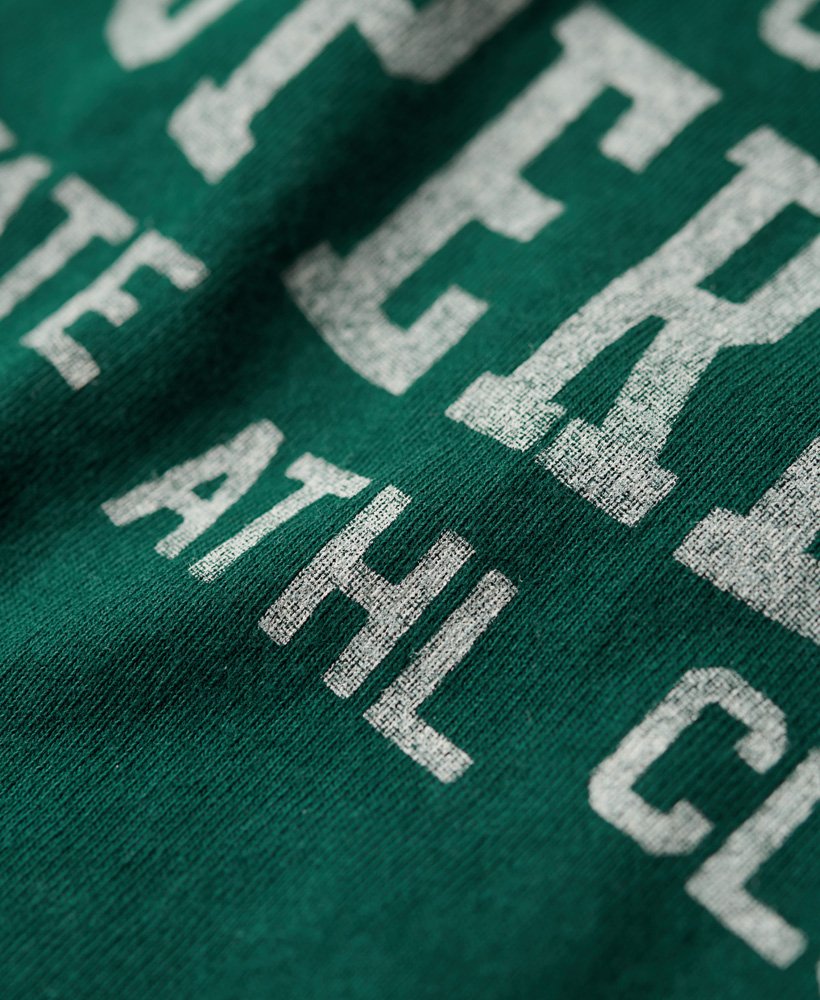 camiseta athletic essentials graphic anos 90 na cor verde pinho escuro