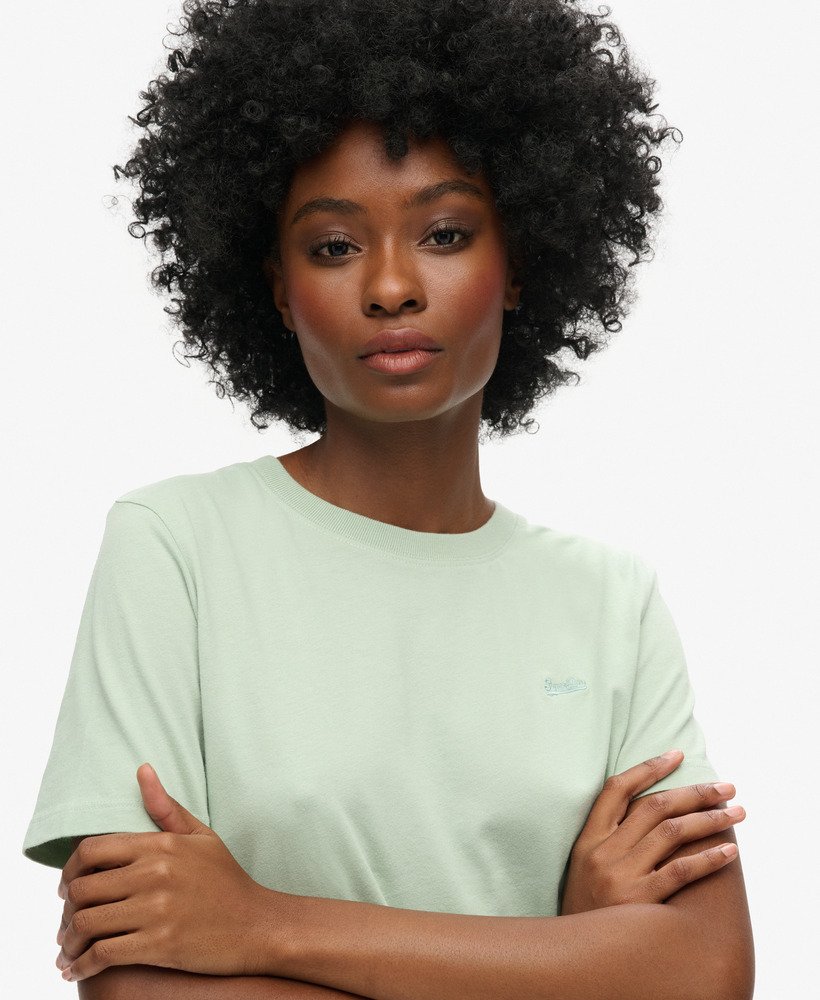 camiseta de algodão orgânico com logo vintage bordado na cor verde-mar.