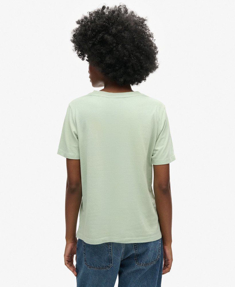 camiseta de algodão orgânico com logo vintage bordado na cor verde-mar.