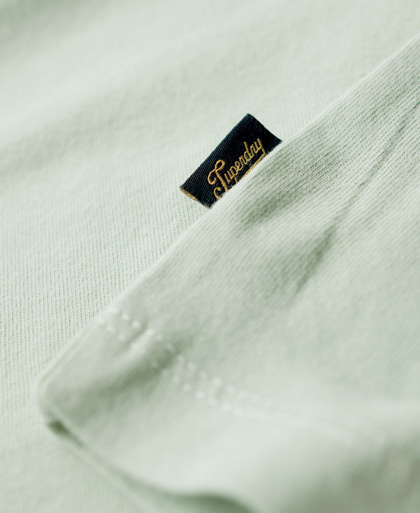 camiseta de algodão orgânico com logo vintage bordado na cor verde-mar.
