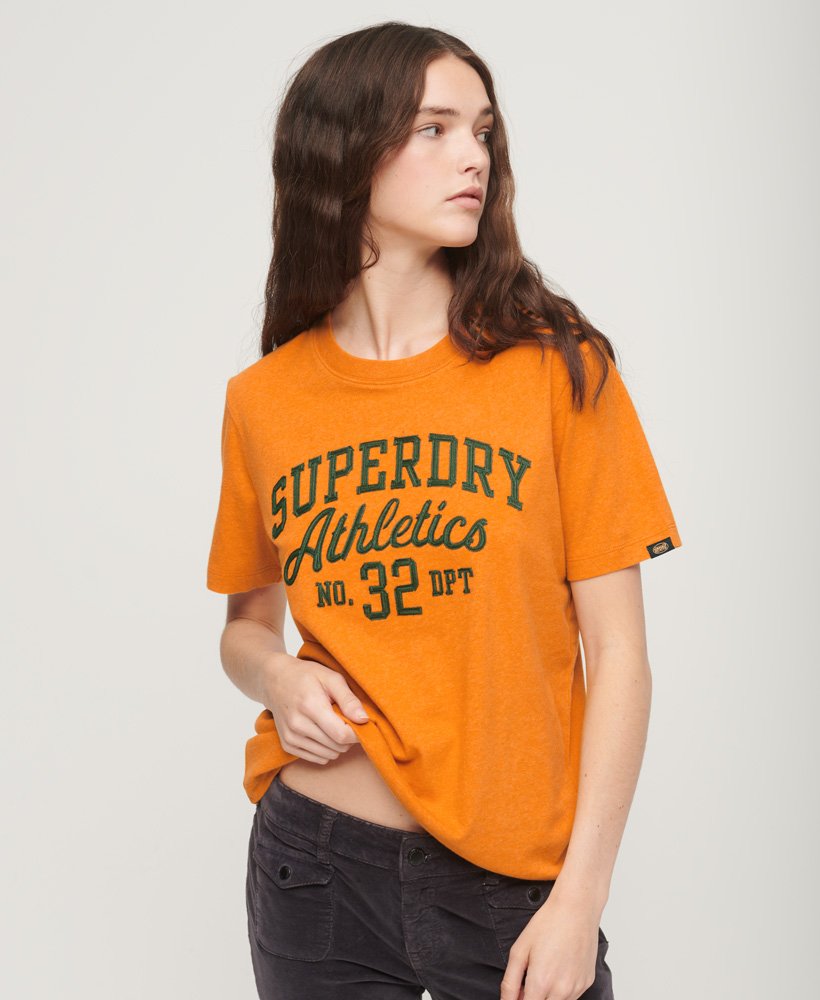 camiseta com estampa esportiva em estilo script na cor thrift gold mesclado