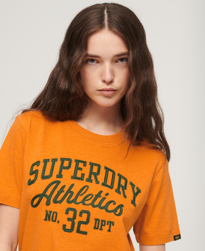 camiseta com estampa esportiva em estilo script na cor thrift gold mesclado