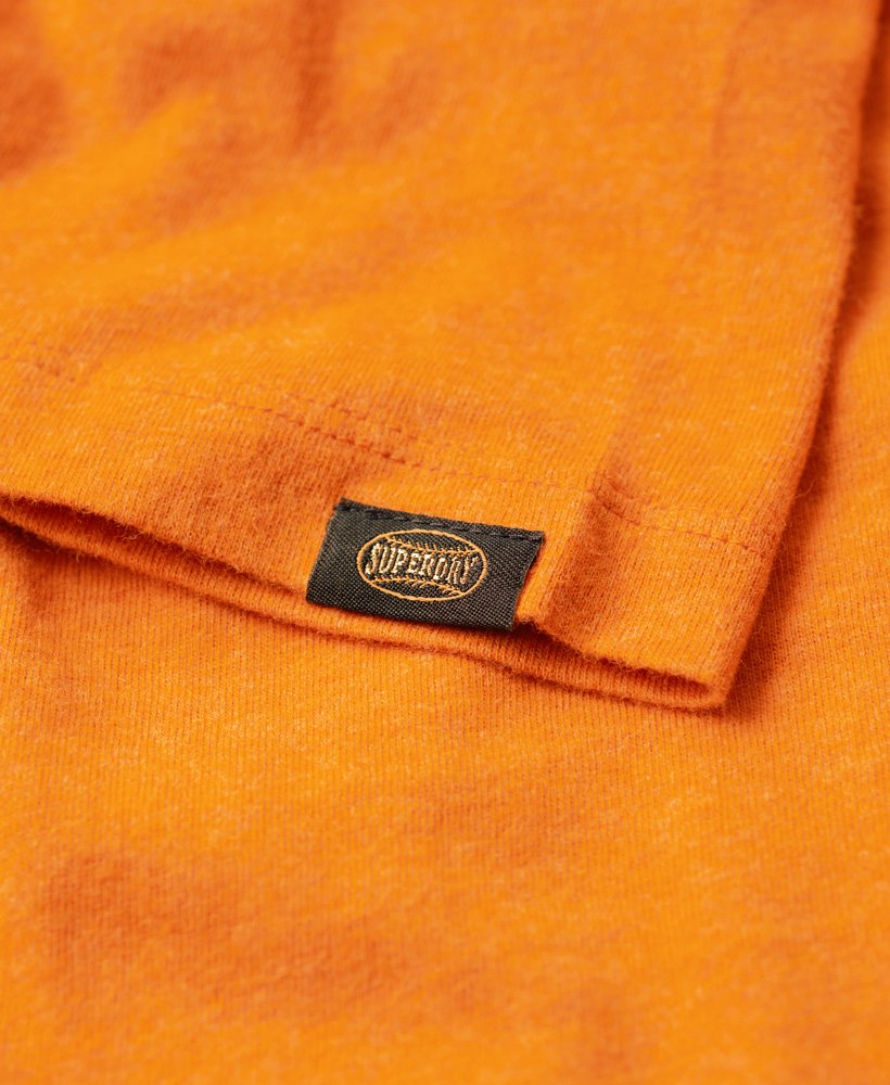 camiseta com estampa esportiva em estilo script na cor thrift gold mesclado