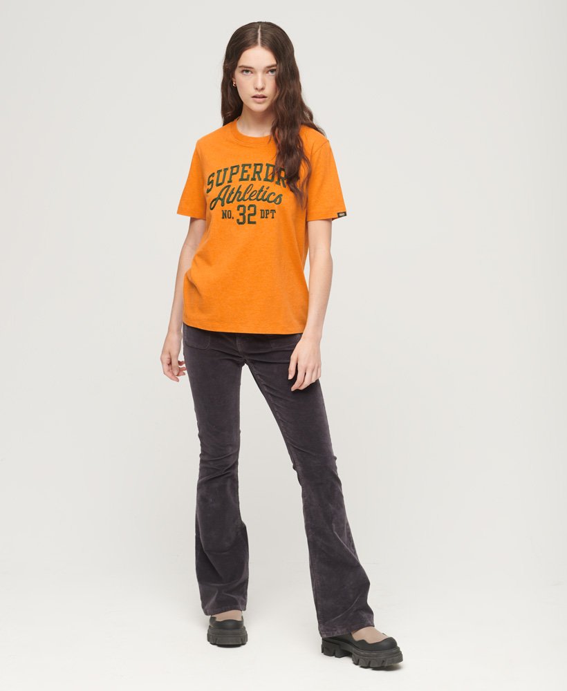 camiseta com estampa esportiva em estilo script na cor thrift gold mesclado