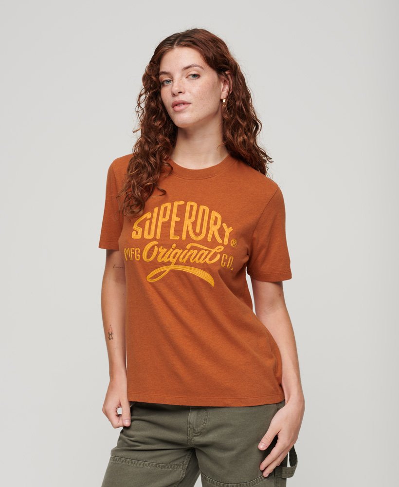 camiseta com estampa esportiva em estilo script na cor laranja ferrugem mesclado.