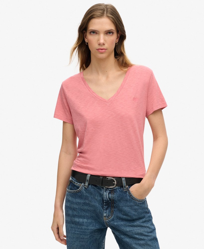 camiseta com decote em v bordada em tecido texturizado na cor rosa antigo.