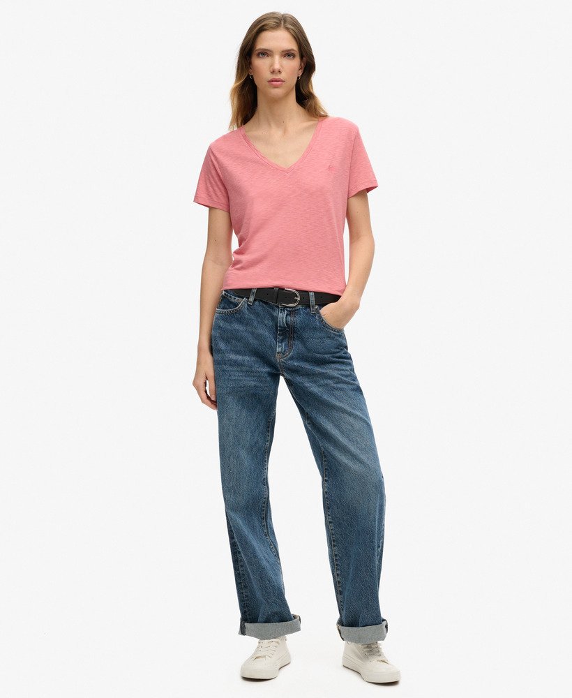 camiseta com decote em v bordada em tecido texturizado na cor rosa antigo.